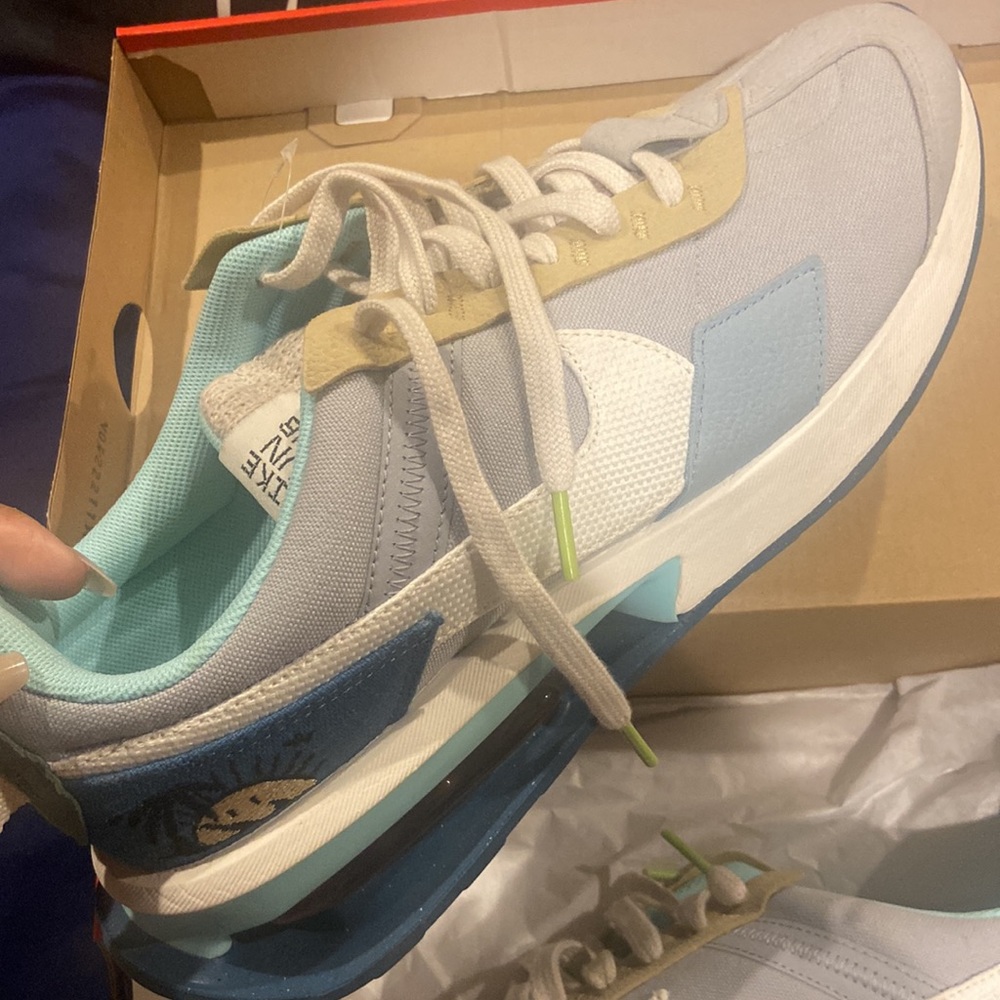Nike - Picture 3 of 6